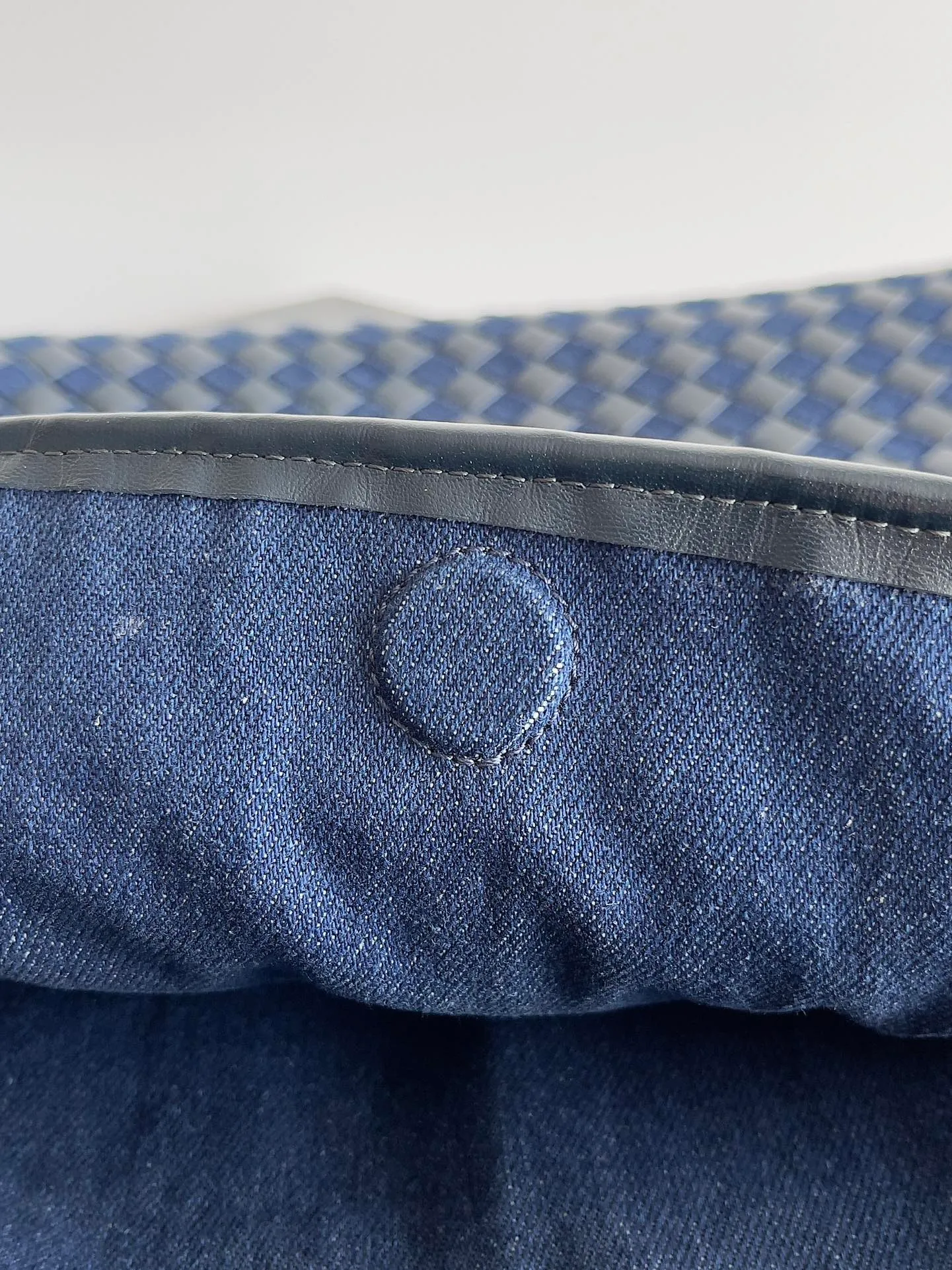 Batch 2240 Different colors collide with different sparks, and different materials collide with layers and designs. BOTTEGA VENETA Large HOP is on the list of retro denim series. The stiffness of denim is matched with soft leather. Fashion has no standards. Innovation is progress. Hop and retro denim are a combination of classics and individuality. They are casual, lazy and unique. The large capacity is too friendly for summer. Freeing up hands in sultry weather is people's biggest need. Style number: 795949 Size: 54*24*13cm
